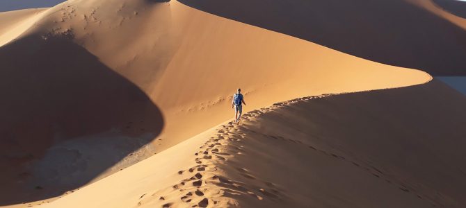 Why are the dunes of the Sossusvlei red?